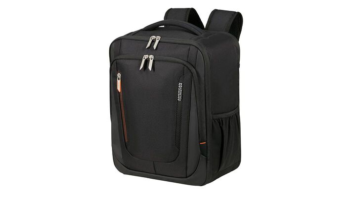 Opfylder Ryanairs og Wizz Airs størrelseskrav for gratis håndbagage om bord.