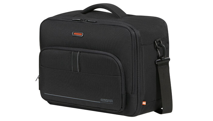 Opfylder Ryanairs og Wizz Airs størrelseskrav for gratis håndbagage om bord.